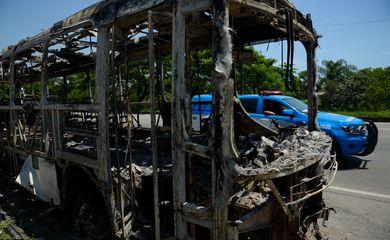 Rio de Janeiro (RJ), 24/10/2023 – Carcaça de ônibus incendiado na Avenida Brasil, em Santa Cruz, zona oeste da capital fluminense. Foto: Tomaz Silva/Agência Brasil