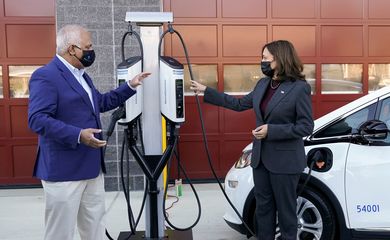 Kamala Harris, vice-presidente dos EUA, durante visita para anunciar o Plano de Ação de Carregamento de Veículos Elétricos da Administração Biden-Harris, em Maryland
