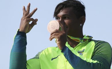 Isaquias Queiroz ganha bronze nos 200 metros da canoagem de velocidade