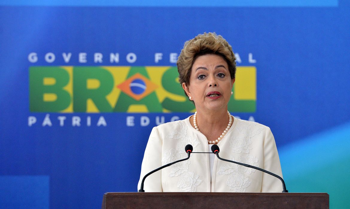 Brasília - Presidenta Dilma Rousseff durante cerimônia comemorativa do Dia Nacional da Consciência Negra.Na ocasião, foram entregues títulos de propriedade a diversas comunidades quilombolas (Antonio Cruz/Agência Brasil)