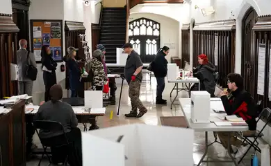 Elections Canada staff assist voters inside a polling station during Canada's federal election, in Toronto, Ontario, Canada April 28, 2025. Reuters/Arlyn McAdorey/Proibida reprodução