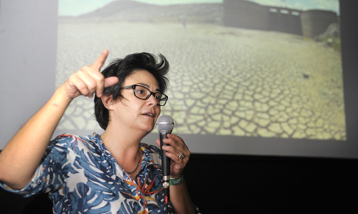 Rio de Janeiro - A coordenadora da Aliança pela Água, Maru Whately, fala no debate Chapa Quente do Aquecimento Global, durante o Encontro global Emergências (Fernando Frazão/Agência Brasil)