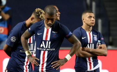 .(Reuters) - Três jogadores do Paris St Germain testaram positivo para a Covid-19, informou o clube da Ligue 1 nesta quarta-feira, sem revelar suas identidades.
