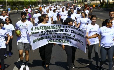 Brasília (DF), 21/05/2023 - Profissionais de enfermagem de Brasília participam da 1ª Caminhada da Enfermagem pela valorização profissional. Foto: Marcelo Camargo/Agência Brasil