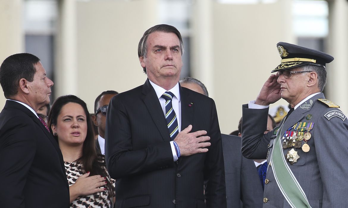 Presidente da República, Jair Bolsonaro, durante cerimônia comemorativa do Dia do Exército, com a Imposição da Ordem do Mérito Militar e da Medalha do Exército Brasileiro. 