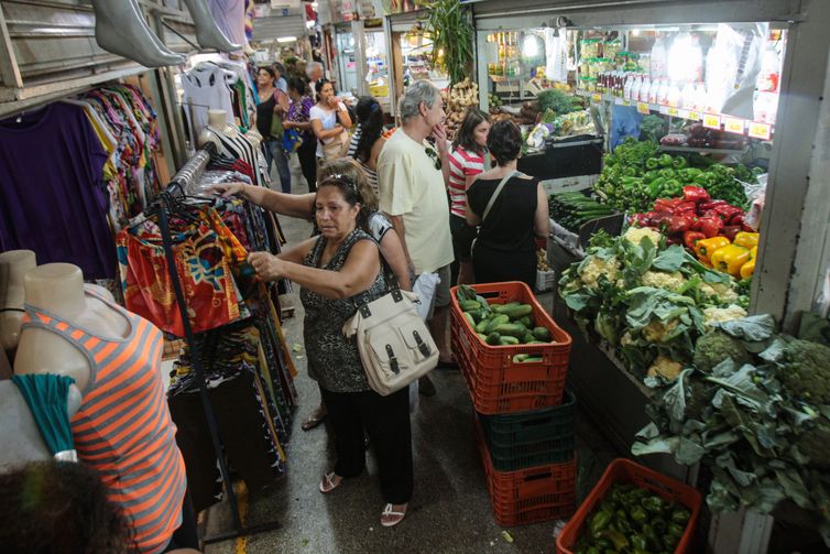 Cortes em auxílios sociais podem gerar retração em cidades do interior