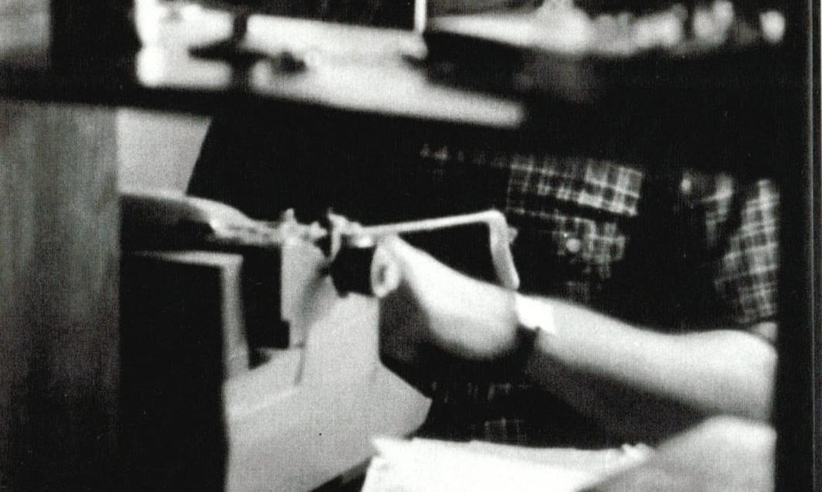 Sérgio Porto em sua máquina de escrever.