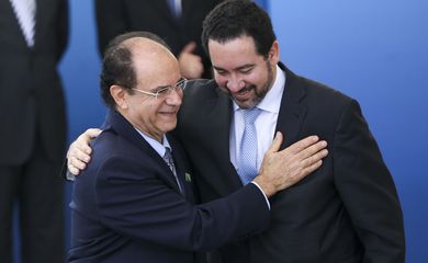 Brasília - O presidente do Ipea, Ernesto Lozardo, recebe cumprimentos do ministro interino do Planejamento,  Dyogo Oliveira, durante cerimônia no Palácio do Planalto  
(Marcelo Camargo/Agência Brasil)