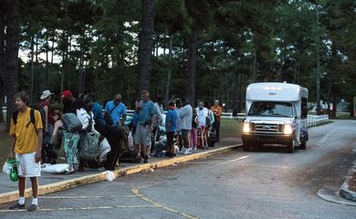 Moradores de Wilmington, na Carolina do Norte, buscam refúgio em uma escola depois de deixarem suas casas em razão da proximidade do Furacão Florence