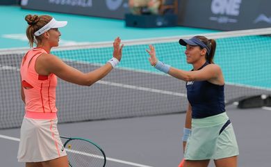 Bia Haddad e Luisa Stefani estreiam com vitória nas duplas do WTA 500 de Abu Dhabi, em 06/02/2024