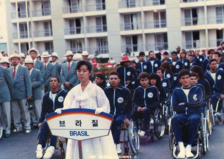 Delegação paralímpica do Brasil em Seul, em 1988 - Divulgação Projeto Memória Paralímpica Brasileira