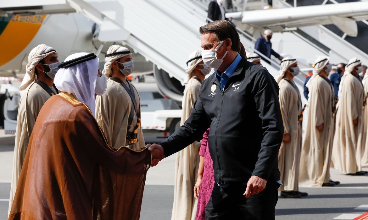 Presidente Jair Bolsonaro recebe cumprimentos ao chegar em Dubai