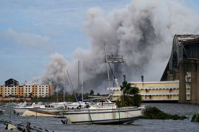 Nuvens de fumaça sobem para o céu a partir de um incêndio em uma fábrica de produtos químicos em uma área danificada depois que o furacão Laura passou por Lake Charles, Louisiana, EUA, 27 de agosto de 2020. REUTERS / Elijah Nouvelage