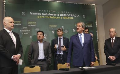 O presidente nacional do Partido Liberal (PL), Valdemar Costa Neto, fala com a imprensa no Centro de Eventos e Convenções Brasil, em Brasília.