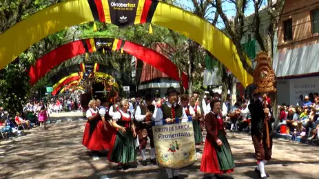 Grupos de danças folclóricas tipicamente alemãs se espalham pelo Sul