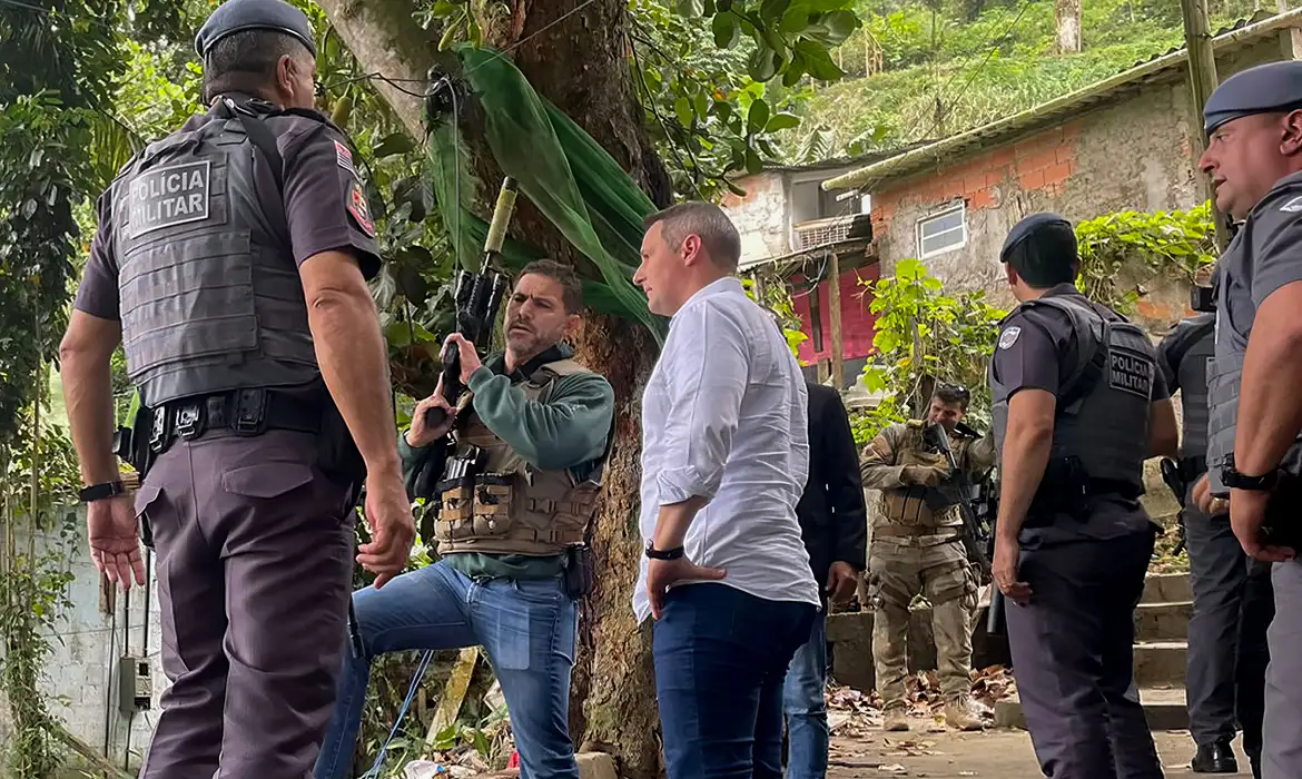 Secretário da Segurança Pública, Derrite, Delegado Geral, Dr. Artur Dian e Comandante Geral da PM, Coronel Cássio, participam da “Operação Escudo”, no Guarujá, 2023. Foto: Polícia Civil de SP/Twitter