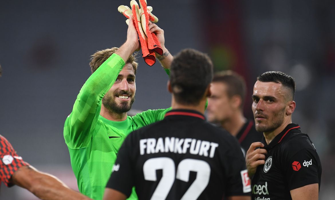Jogadores do Eintracht Frankfurt comemoram vitória sobre o Bayern de Munique - alemão