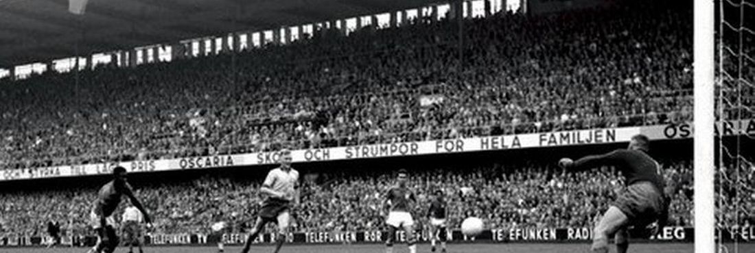Pelé marca contra Suécia na final da Copa de 1958