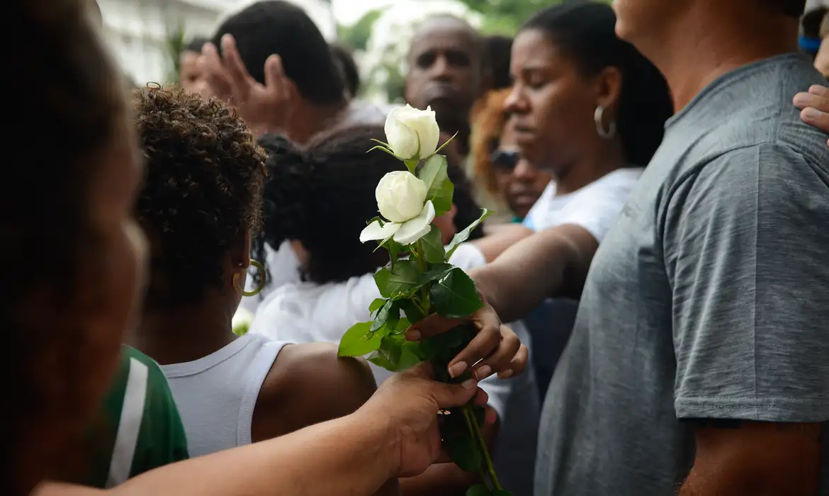 Rio de Janeiro - Familiares e amigos enterram, no Cemitério de Irajá, o corpo do menino Ryan Gabriel, de 4 anos, morto por bala perdida durante confronto entre traficantes  (Fernando Frazão/Agência Brasil)