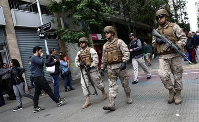 Soldiers patrol the street after a protest against the increase in subway ticket prices in Santiago, Chile, October 19, 2019 REUTERS/Edgard Garrido