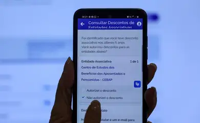 Brasília (DF), 14/05/2025 - Aposentada Neide Maria, recebeu o aviso no APP meu INSS, que teve desconto associativo nos últimos 5 anos.
A partir desta quarta-feira (14), os aposentados e pensionistas do Instituto Nacional do Seguro Social (INSS) podem requerer a devolução de valores descontados indevidamente nos últimos anos. O pedido deve ser feito por meio do aplicativo Meu INSS, pelo site de mesmo nome ou pelo telefone 135.
Foto: Joédson Alves/Agência Brasil