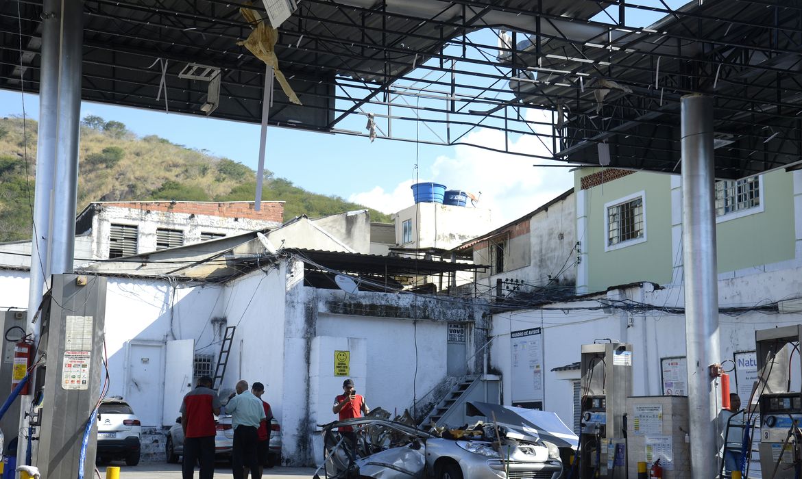 Carro explode durante abastecimento com GNV na zona norte do Rio de Janeiro