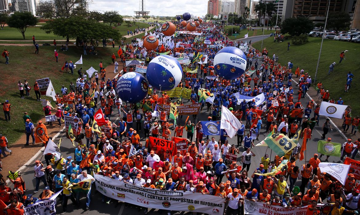 Brasília - Manifestantes protestam contra as reformas da Previdência e trabalhista e por eleições diretas (Marcelo Camargo/Agência Brasil)