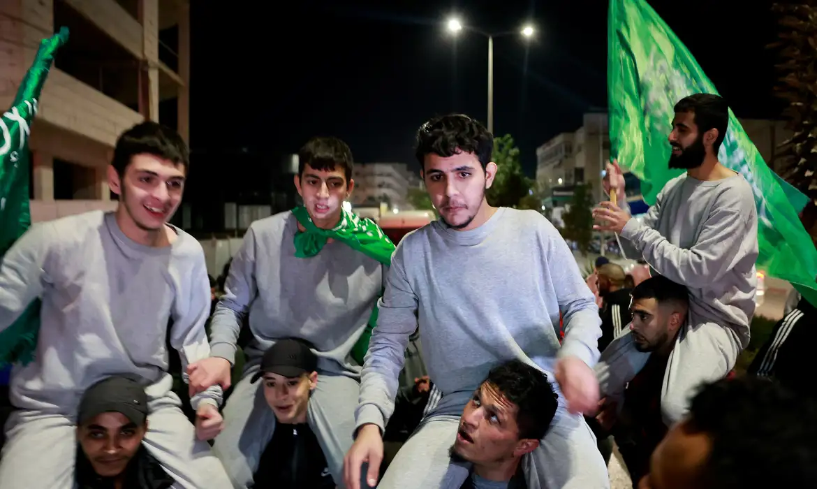 Faixa de Gaza. 26/11/2023 Prisioneiros palestinos libertados reagem ao deixar a prisão militar israelense, Ofer, em meio a um acordo de troca de reféns-prisioneiros entre o Hamas e Israel, em Ramallah, na Cisjordânia ocupada por Israel, 26 de novembro de 2023. REUTERS/Ammar Awad