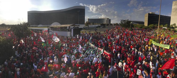 MST faz ato em frente ao TSE em defesa da candidatura de Lula
