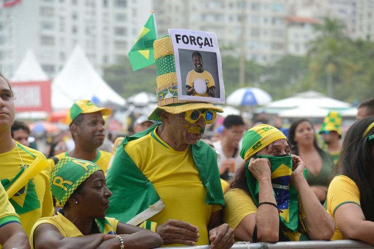 Torcedores chegam a Copacabana para assistir a Brasil e Coreia