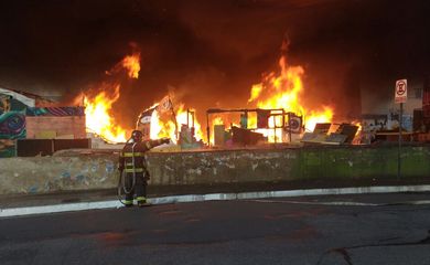 São Paulo - Bombeiros tentam apagar incêndio em barracos no Viaduto Julho Mesquita Filho (Divulgação)