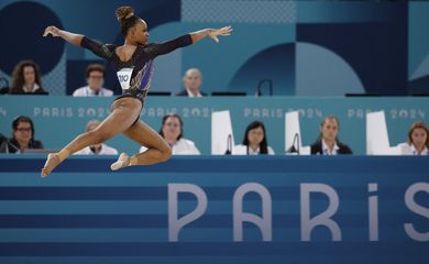 Paris 2024 Olympics - Artistic Gymnastics - Women's Qualification - Subdivision 5 - Bercy Arena, Paris, France - July 28, 2024. Rebeca Andrade of Brazil in action on the floor. REUTERS/Amanda Perobelli