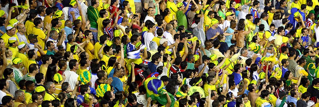 Torcedores do Brasil no estádio Pituaçu, em Salvador, na Bahia