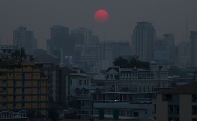 Pôr do sol sob poluição em Bangcoc, na Tailândia, onde terminou hoje a Conferência sobre Mudança Climática 