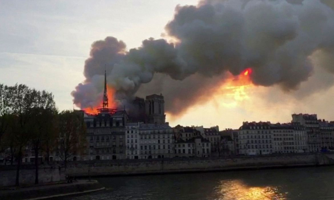 Notre Dame, incêndio.
 REUTERS TV/via REUTERS