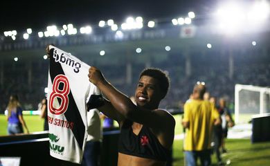 Andrey Santos celebra a vitoria na partida entre Vasco x CRB pelo Campeonato Brasileiro B no Estadio Sao Januario em 28 de julho de 2022. 