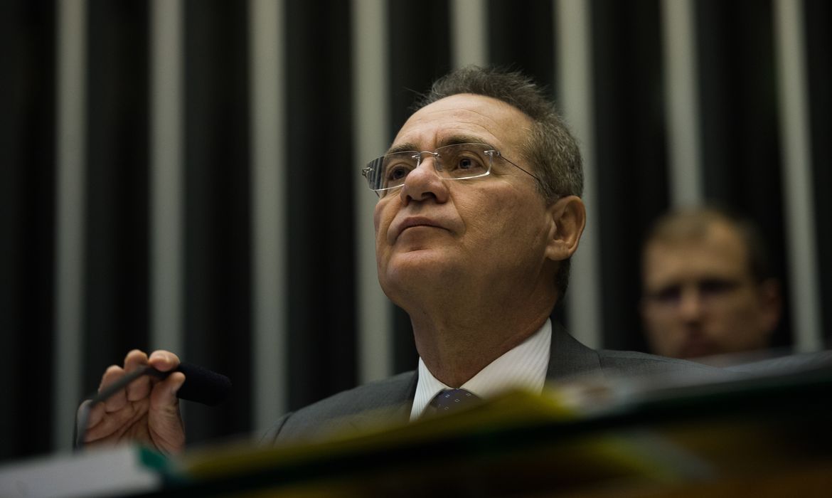 Brasília - O presidente do Congresso, Renan Calheiros, durante sessão conjunta para análise de vetos (José Cruz/Agência Brasil)