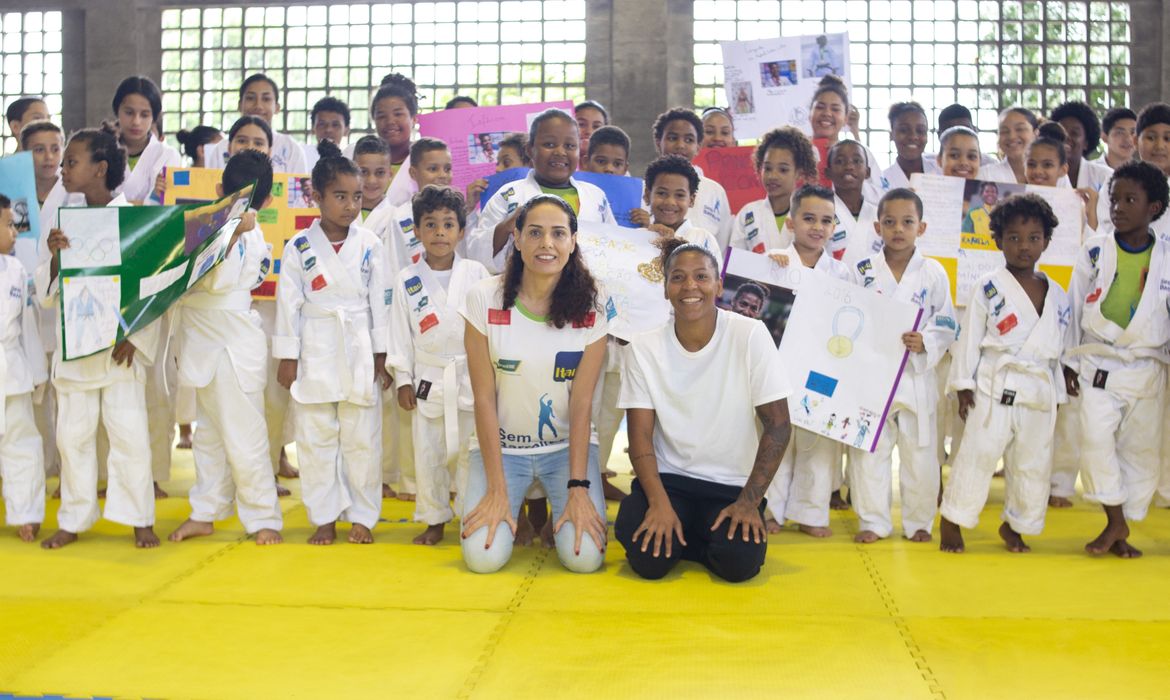Adriana Samuel se reúne com jovens do Projeto sem Barreiras