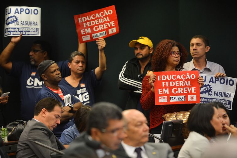 Servidores federais de educação param em 360 unidades de ensino | Agência  Brasil