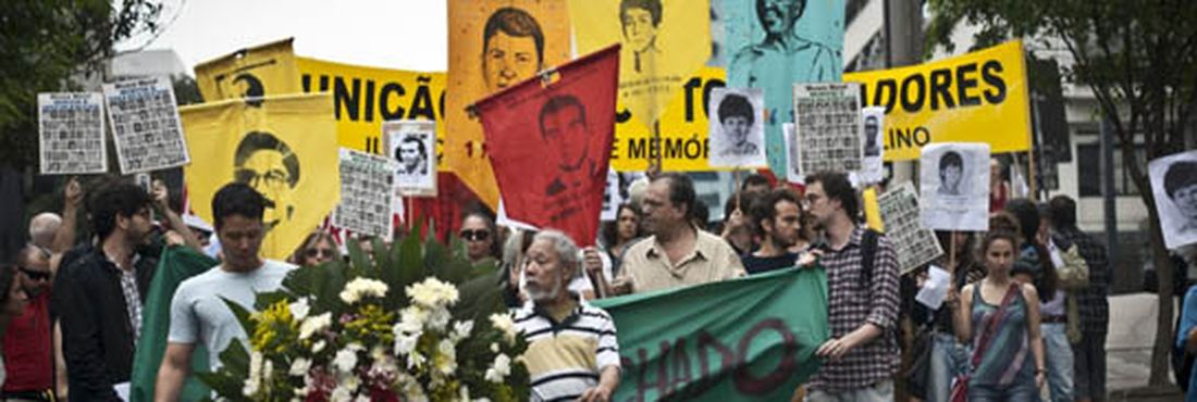 Movimentos sociais, coordenados pelo Levante Popular da Juventude no ato na Avenida Paulista, em São Paulo, para expor publicamente ex-militares e policiais acusados de tortura e homicídios durante a ditadura militar