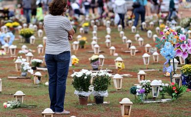 Brasília - Movimentação no Cemitério Campo da Esperança no dia de Finados (Wilson Dias/Agência Brasil)