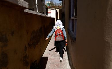 meninas e mulheres afegãs estão desesperadas para voltar às aulas