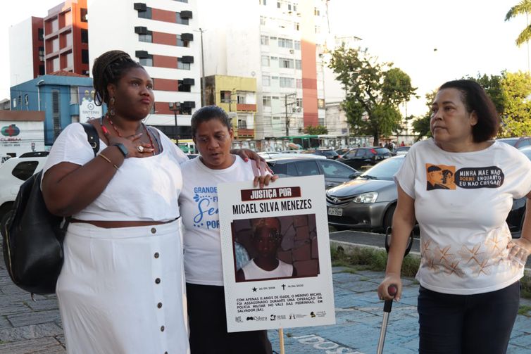 Brasília (DF) - Mães que perderam seus filhos pra violência policial, A Coordenadora Gabriela Ashanti (e) ampara uma mãe
Foto: Arquivo pessoal/Divulgaçāo