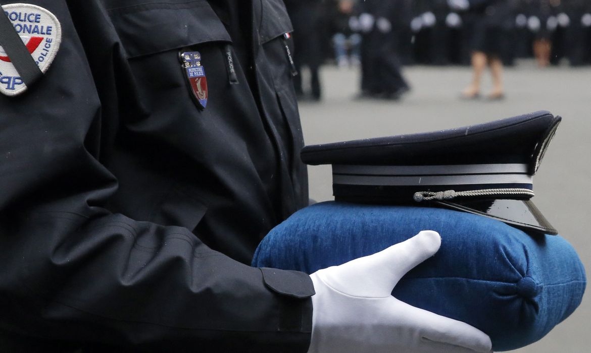 Homenagem aos policiais mortos nos ataques terroristas do início do ano