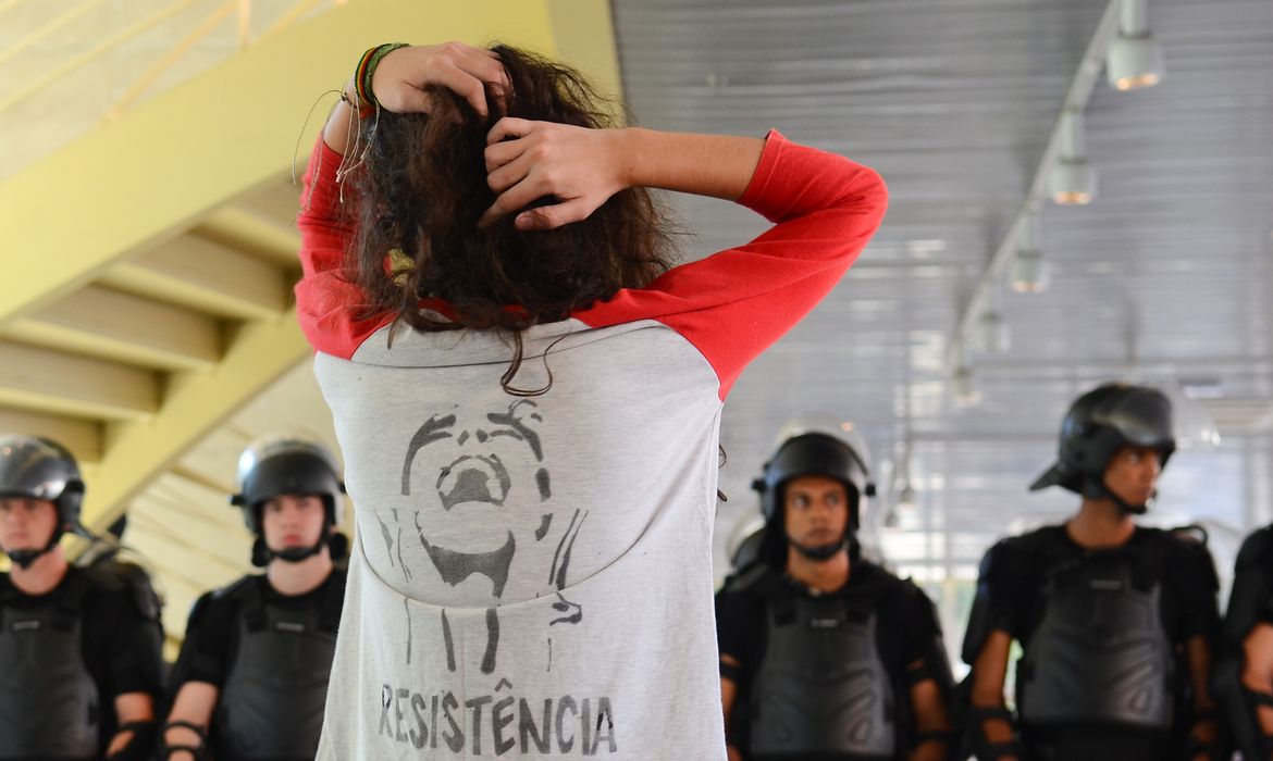 São Paulo - PM entra em escola ocupada por estudantes desde a última quinta-feira (Rovena Rosa/Agência Brasil)