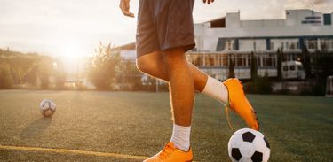 Menino jogando bola