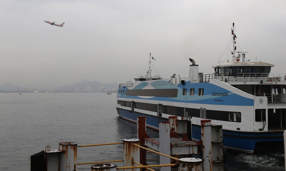 Barca que faz o trajeto Praça XV à Ilha de Paquetá na Estação das Barcas na Praça XV, centro do Rio de Janeiro.