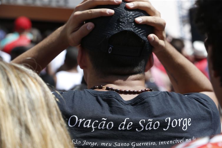 Rio de Janeiro - Durante os festejos de São Jorge em Quintino, na zona norte, a sede da paróquia dedicada ao santo, fiéis se reúnem para missas e procissões. 