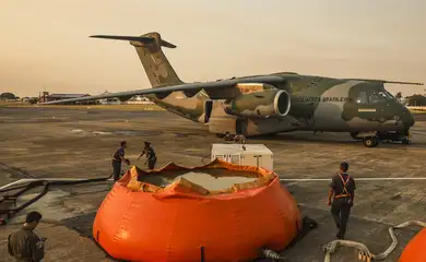 Corumbá (MS), 01/07/2024 - A aeronave KC-390 Millennium é abaestecida com 12 mil litros de água para combater os incêndios no Pantanal. Foto: Marcelo Camargo/Agência Brasil