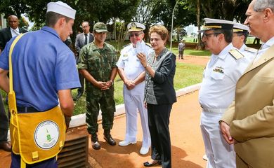 Brasília - Presidenta Dilma Rousseff visita ao Corpo de Fuzileiro Naval no dia de mobilização contra o Aedes aegypti. A presidenta destacou o papel das Forças Armadas no combate ao mosquito (Roberto Stuckert Filho/PR)